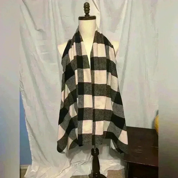Luii Women’s Open Vest. 
Back And White Plaid. 
Pockets. 
Size small - Picture 1 of 7